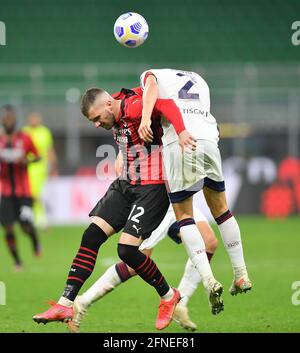 Mailand, Italien. Mai 2021. Ante Rebic (L) von AC Mailand steht mit Diego Godin von Cagliari während eines Fußballmatches der Serie A zwischen AC Mailand und Cagliari in Mailand, Italien, am 16. Mai 2021. Quelle: Daniele Mascolo/Xinhua/Alamy Live News Stockfoto