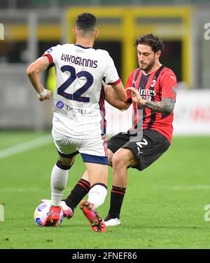 Mailand, Italien. Mai 2021. Davide Calabria (R) des AC Mailand steht mit dem Cagliari Charalampos Lykogiannis während eines Fußballmatches der Serie A zwischen dem AC Mailand und Cagliari in Mailand, Italien, am 16. Mai 2021. Quelle: Daniele Mascolo/Xinhua/Alamy Live News Stockfoto