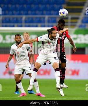 Mailand, Italien. Mai 2021. Fikayo Tomori (1. R) des AC Mailand steht mit Leonardo Pavoletti (2. R) von Cagliari während eines Fußballmatches der Serie A zwischen dem AC Mailand und Cagliari in Mailand, Italien, am 16. Mai 2021. Quelle: Daniele Mascolo/Xinhua/Alamy Live News Stockfoto