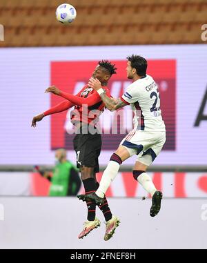 Mailand, Italien. Mai 2021. Rafael Leao (L) des AC Mailand steht mit Luca Ceppitelli aus Cagliari während eines Fußballmatches der Serie A zwischen dem AC Mailand und Cagliari in Mailand, Italien, am 16. Mai 2021. Quelle: Daniele Mascolo/Xinhua/Alamy Live News Stockfoto