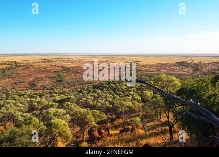 Landschaft rund um die abgelegene Stadt Winton im Westen von Queensland, Australien. Stockfoto