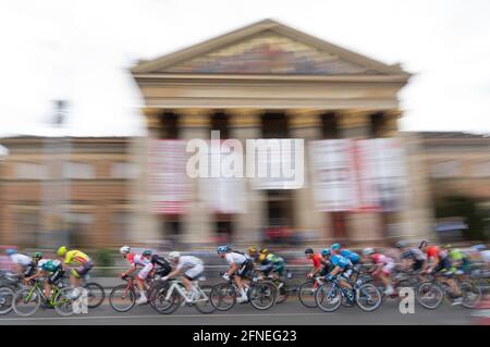 Budapest, Ungarn. Mai 2021. Die Teilnehmer treten während der letzten Etappe des Radrennens der Tour de Hongrie in Budapest, Ungarn, am 16. Mai 2021 an. Quelle: Attila Volgyi/Xinhua/Alamy Live News Stockfoto