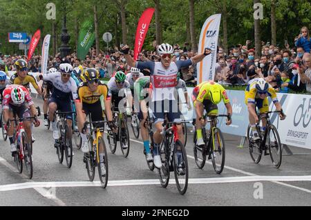 Budapest, Ungarn. Mai 2021. Trek-Segafredos belgischer Edward Theuns (vorne) feiert seinen Sieg bei der letzten Etappe des Radrennens der Tour de Hongrie in Budapest, Ungarn, am 16. Mai 2021. Quelle: Attila Volgyi/Xinhua/Alamy Live News Stockfoto