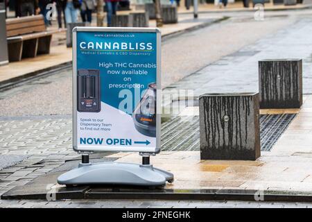 CBD Medical Cannabis Oil, Cannabliss CBD oils Cannabidiol Dispensary Werbebanner. Kommerzielle Verkäufe von Cannabidiol (CBD), Marihuana, thc, Cannabis, Medizin, Medizinisch, droge, natürlich, Topf, ganja, Kur, legal, bundesweit, grün, Hanf, Pflanzen, Unkraut, Blätter, Produkte Öl auf Tafeln außerhalb des Stadtzentrums Health Food Shops in Preston, Großbritannien Stockfoto