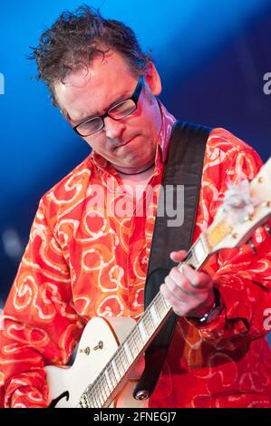 Leo Moran tritt mit den Saw Doctors beim Wychwood Festival in Großbritannien auf. 12. Juni 2012 Stockfoto