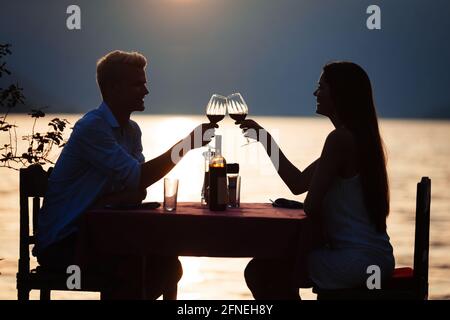 Paar Teilen romantische Abendessen bei Sonnenuntergangs auf tropischen resort Stockfoto