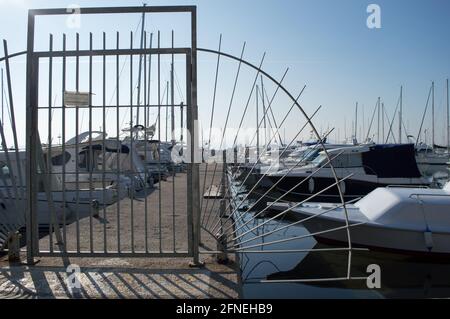 Zadar, Kroatien - 24. Dezember 2017: Kleine Sportyachten und Motorboote, die am Ponton in der Marina festgemacht und durch die geschlossene Tür gesichert sind Stockfoto
