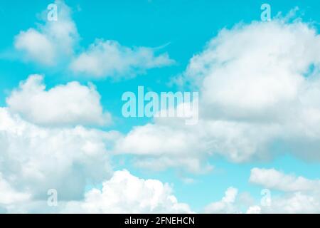 Lebendiger blauer Himmel und weiße Wolken Hintergrund, lebendige Farben. Abstrakte Tapete Stockfoto