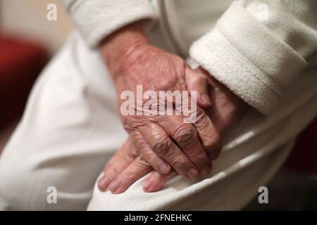 Aktenfoto vom 22/12/16 von den Händen einer älteren Frau. Die Zahl der Menschen mit Demenz, die ins Krankenhaus eingeliefert werden, wenn es vermieden werden könnte, wird sich in die Spirale entwickeln, warnt eine Wohltätigkeitsorganisation. Ausgabedatum: Montag, 17. Mai 2021. Stockfoto