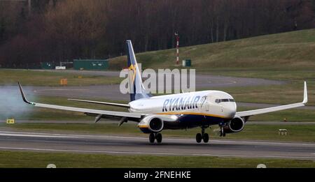 Aktenfoto vom 11/03/20 einer Boeing 737-8AS (SP-RSG), die Ryanair gehört und von Ryanair betrieben wird und am Flughafen Birmingham landet. Urlauber riskieren aufgrund der Verwirrung darüber, in welchem Umfang Coronavirus-bedingte Störungen in Reiseversicherungen eingeschlossen sind, zu verlieren, welche? Ist Warnung. Ausgabedatum: Montag, 17. Mai 2021. Stockfoto