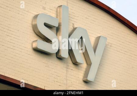 Aktenfoto vom 09/08/07 des Sky-TV-Logos in ihren Büros in Osterley, West-London. Netflix, Sky und Bisha K Ali unterstützen ein neues Programm zur Unterstützung von Drehbuchautoren ethnischer Minderheiten. Ausgabedatum: Montag, 17. Mai 2021. Stockfoto