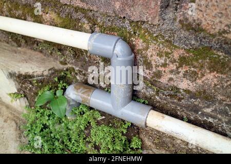 Wasserparalon-Verbindung in einem alten Wandfoto Stockfoto