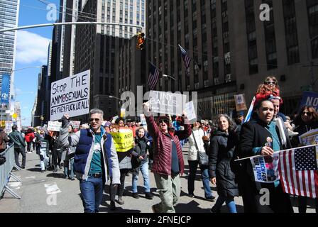 New York City, New York / USA - 24 2018. März: Während des Marsches um unser Leben hält ein Protestler auf der 6. Ave. Ein Schild mit der Aufschrift: 'Stop the Ammosexuals'. Stockfoto