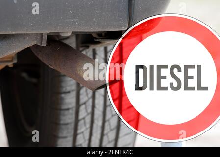 Auspuff aus einem Auto und Hinweis auf ein Diesel-Fahrverbot Stockfoto