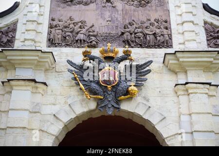 Wappen des russischen Reiches zweiköpfiger Adler über den Toren Museum Peter und Paul Festung - Russland, Sankt Petersburg, August 2020 Stockfoto