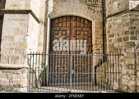 Nahaufnahme des alten Holztores in der Kathedrale Castilla y Leon in Palencia in Spanien Stockfoto