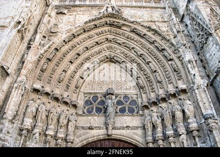 Eine Nahaufnahme des Türdetails der Kathedrale im gotischen Stil in Palencia in Spanien Stockfoto