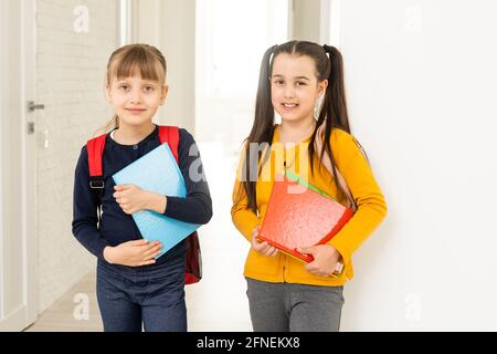 Grundschüler gehen im Klassenzimmer. Stockfoto