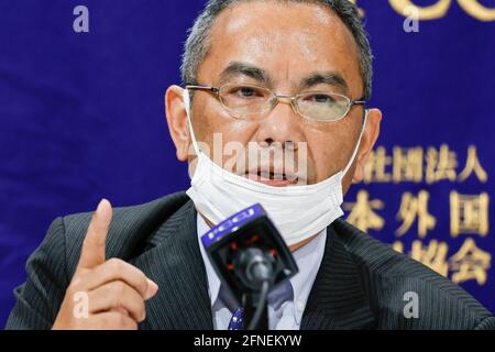 17. Mai 2021, Tokio, Japan: Arya Tsewang Gyalpo,Â Vertreter seiner Heiligkeit des Dalai Lama für Japan und Ostasien spricht während des Klubs der ausländischen Korrespondenten von Japan. Gyalpo präsentierte zusammen mit Hirano Satoshi Professor der Universität von Tokio und Kitai Daisuke Koordinator des China Teams und Amnesty International Japan das Buch ''Tibets gestohlenes Kind'' über die Geschichte von Gedhun Choekyi Nyima, dem 11. Panchen Lama und zweitwichtigster Vertreter des tibetischen Buddhismus, Die vor 26 Jahren von der chinesischen Regierung entführt wurde. Stockfoto