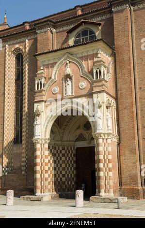 Italien, Europa, Piemont, Asti, die Kathedrale Santa Maria Assunta und San Gottardo. Es ist eine Kirche mit dem höchsten Ausdruck der gotischen Architektur Stockfoto