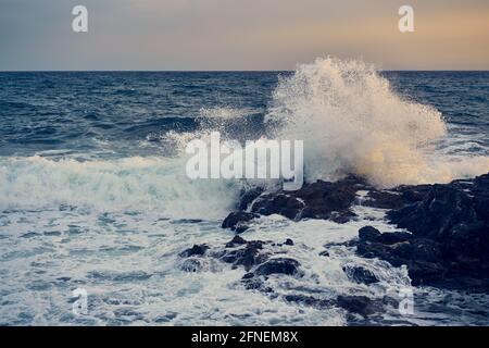 Spritzer von den Wellen, die gegen das felsige Ufer stoßen. Schwarzes Meer Stockfoto