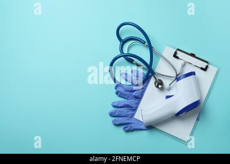 Medizinische Werkzeuge und Thermometer Pistole auf blauem Hintergrund Stockfoto