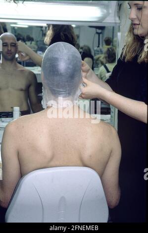 Ein Make-up Artist Student der Schminkschule der Bayerischen Theaterakademie am Prinzregententheater bei der Arbeit. [Automatisierte Übersetzung] Stockfoto