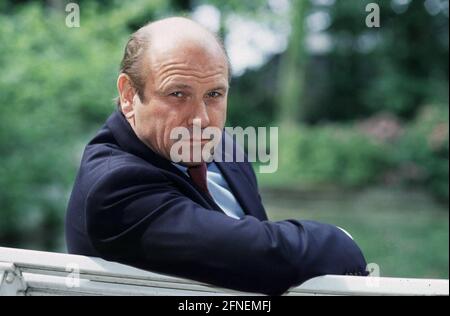 KLAUS LÖWITSCH feiert am 8. April 2001 seinen 65. Geburtstag. Berühmt wurde der Berliner mit Filmen wie 'die ehe der Maria Braun' und mit TV-Serien wie 'Peter Strohm'. [Automatisierte Übersetzung] Stockfoto