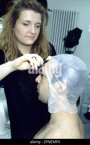 Ein Make-up Artist Student der Make-up Artist School der Bayerischen Theaterakademie am Prinzregententheater bei der Arbeit. [Automatisierte Übersetzung] Stockfoto