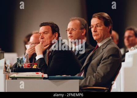 07. DEZEMBER 1999, BERLIN: Gerhard Schröder, SPD-Parteivorsitzender, Rudolf Scharping, stellvertretender SPD-Parteivorsitzender, und Franz Müntefering, SPD-Generalsekretär, SPD-Bundesparteitag, Hotel Estrell Gerhard Schröder, Fed. Bundeskanzler und SPD-Vorsitzender, Rudolf Scharping, Fed. Verteidigungsminister und SPD-Vizevorsitzender, und Franz Muentefering, SPD Fed. Generalsekretär, während des Bundesparteikongresses der Sozialdemokratischen Partei [automatisierte Übersetzung] Stockfoto