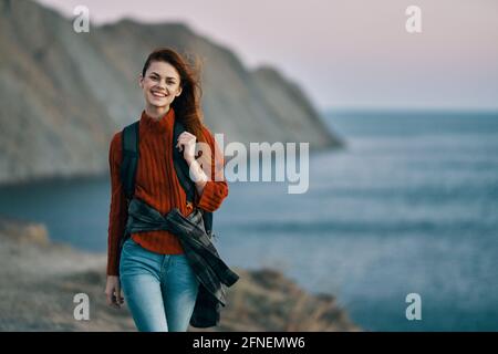 Glückliche Frau Touristen reisen in der Nähe des Meeres in den Bergen Zugeschnittene Ansicht Stockfoto