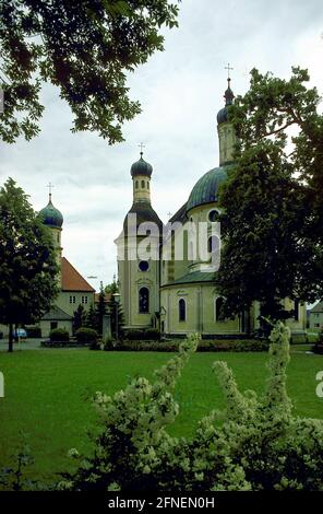 „die Wallfahrtskirche Maria Hilf in Klosterlechfeld wurde an der Stelle errichtet, an der die Armee Otto I. 961 die Ungarn besiegte. Sie entstand aus einer kleinen Votivkapelle, die von Regina Imhof, Witwe eines Augsburger Patriziers, gestiftet wurde. Elias Holl wurde mit dem Bau der kleinen Kirche ''zu unserer Lieben Frauen Hilf'' beauftragt, der Bau begann 1603. Die Kirche wurde im 17. Jahrhundert erweitert. [Automatisierte Übersetzung]' Stockfoto