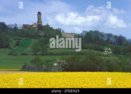 Die Altenburg liegt auf dem höchsten der sieben Bamberger Hügel. Es wurde im 13. Jahrhundert erbaut und diente von 1305 bis 1553 als Residenz für insgesamt 23 Bamberger Fürstbischöfe. 1553 wurde sie zerstört, heute sind nur noch Teile wie der Stall und die Mauer erhalten. [Automatisierte Übersetzung] Stockfoto