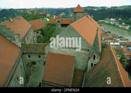 Die Festung oberhalb von Burghausen besteht aus sechs Einzelburgen, die immer durch einen Graben und ein Tor getrennt und durch eine Brücke wieder verbunden sind. Die Schlossanlage ist die längste in Deutschland. Den Grundstein legte der Wittelsbacher Herzog Heinrich XIII. In der zweiten Hälfte des 13. Jahrhunderts. Von 1255 bis 1504 war die Burg Sitz der niederbayerischen Herzöge. In den Jahren 1480-88 fanden wesentliche Veränderungen, Erweiterungen und die Expansion zur stärksten Festung seines Landes statt und Herzog Georg der Reiche (1479-1503). [Automatisierte Übersetzung] Stockfoto