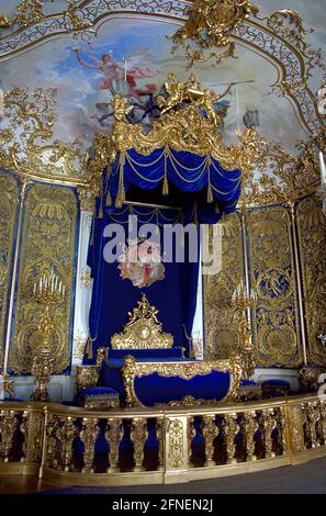 Der bayerische König Ludwig II. Ließ das Schloss Linderhof im französischen Rokoko-Stil von G. von Dollmann (1874-78) errichten, hier das Schlafzimmer mit Ludwig II.'s Staatsbett. [Automatisierte Übersetzung] Stockfoto