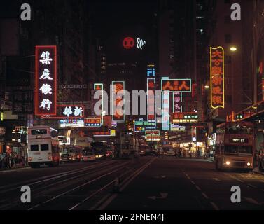 Farbenfrohe Neonwerbung auf der Einkaufsstraße Hennessy Road in Causeway Bay auf Hong Kong Island bei Nacht. [Automatisierte Übersetzung] Stockfoto