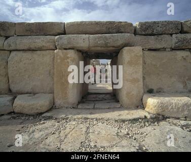 Durchgang im neolithischen Tempelkomplex Hagar Qim auf Malta. [Automatisierte Übersetzung] Stockfoto