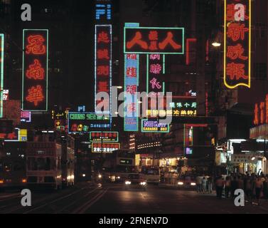 Farbenfrohe Neonwerbung auf der Einkaufsstraße Hennessy Road in Causeway Bay auf Hong Kong Island bei Nacht. [Automatisierte Übersetzung] Stockfoto