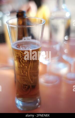 Hohes Carlsberg-Bierglas in einem Restaurant in Palavas les Flots, in der Nähe von Carnon Plage, Montpellier, okzitanien, Südfrankreich Stockfoto