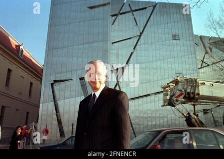 Michael Blumenthal, Direktor des Jüdischen Museums Berlin, vor dem neuen Museumsgebäude von Daniel Libeskind. [Automatisierte Übersetzung] Stockfoto