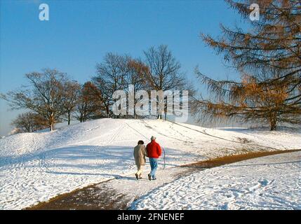 Winteridylle in der Nähe der Stadt - erster Schnee und blauer Himmel - ideales Wetter für einen ausgedehnten Winterspaziergang. Das nahegelegene "Bergwandergebiet" liegt für Münchner direkt vor der Haustür - der Park am Ende des Olympiaberg, der in weißer Pracht erstrahlt. [Automatisierte Übersetzung]' Stockfoto