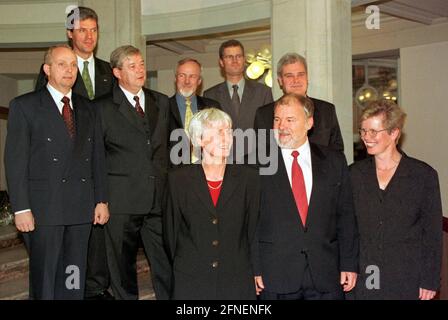 "Das ''Klassenfoto'' der neuen rot-roten Landesregierung in Mecklenburg-Vorpommern ist noch etwas ungeordnet. Nach ihrer Vereidigung im landtag posieren für die Fotografen (von links nach rechts:) Till Backhaus (SPD, Landwirtschaft), Helmut Holter (PDS, Bau, Arbeit), Peter Kaufgold (SPD, Kultur), Rolf Eggert (SPD, Wirtschaft), Sigrid Keler (SPD, Finanzwesen), Gottfried Timm (SPD, Inneres), Wolfgang Methling (PDS, Umwelt), Harald Ringstorff (SPD, Premierminister) und Martina Bunge (PDS, Soziales). Ringstorff führt die erste Koalition seiner Partei mit der Stockfoto