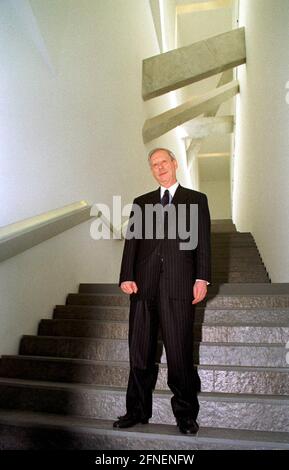 Michael Blumenthal, Direktor des Jüdischen Museums Berlin, im Neubau des von Daniel Libeskind entworfenen Museums in Kreuzberg. [Automatisierte Übersetzung] Stockfoto