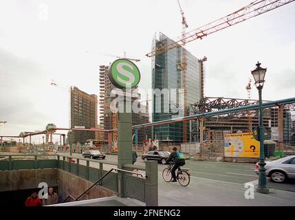 Die Baustelle am Postdamer Platz in Berlin mit S-Bahn-Station. [Automatisierte Übersetzung] Stockfoto