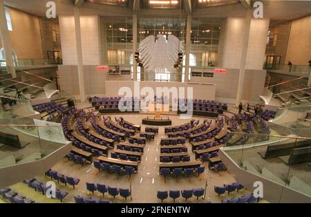 Blick auf den Plenarsaal im Reichstagsgebäude. Am 19. April 1999 nimmt der Deutsche Bundestag seine Arbeit in der Bundeshauptstadt Berlin auf. Die letzten Feinheiten werden vor der ersten Sitzung des Parlaments im neuen Reichstagsgebäude vorgenommen. [Automatisierte Übersetzung] Stockfoto