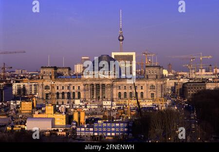 Das Reichstagsgebäude von der Westseite aus gesehen, im Hintergrund der Funkturm am Alexanderplatz. Der Deutsche Bundestag nimmt am 19. April 1999 seine Arbeit in der Bundeshauptstadt Berlin auf. Die letzten Feinheiten werden vor der ersten Sitzung des parlaments im neuen Reichstagsgebäude vorgenommen. In unmittelbarer Nähe des Gebäudes sind jedoch immer noch Baustellen belebt. [Automatisierte Übersetzung] Stockfoto