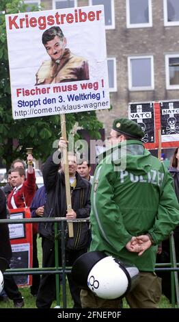 Einige hundert Menschen demonstrieren vor der Sonderparteikonferenz des Bündnis 90/die Grünen in Bielefeld gegen die NATO-Luftangriffe und gegen Außenminister Joschka Fischer. Die Grünen diskutieren auf ihrer Parteikonferenz in der Seidenstickerhalle über die NATO-Intervention. [Automatisierte Übersetzung] Stockfoto