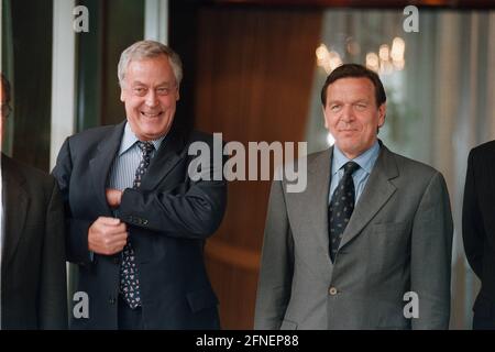 Dieter Schulte, Vorsitzender des Deutschen Gewerkschaftsbundes, und Bundeskanzler Gerhard Schröder, SPD, vor einem Treffen des Bundeskanzlers mit Gewerkschaftsführern im Kanzlerbungalow. [Automatisierte Übersetzung] Stockfoto