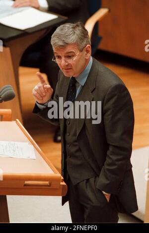 Bundesaußenminister Joschka Fischer, Bündnis 90/die Grünen, spricht im Bundestag zur Regierungserklärung der Bundeskanzlerin "50 Jahre NATO". [Automatisierte Übersetzung] Stockfoto