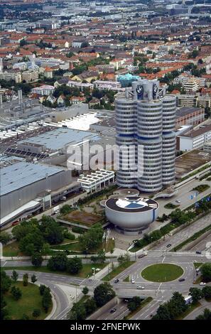 Blick vom Fernsehturm auf das Vierzylindergebäude der BMW-Zentrale und auf den Mittleren Ring. [Automatisierte Übersetzung] Stockfoto